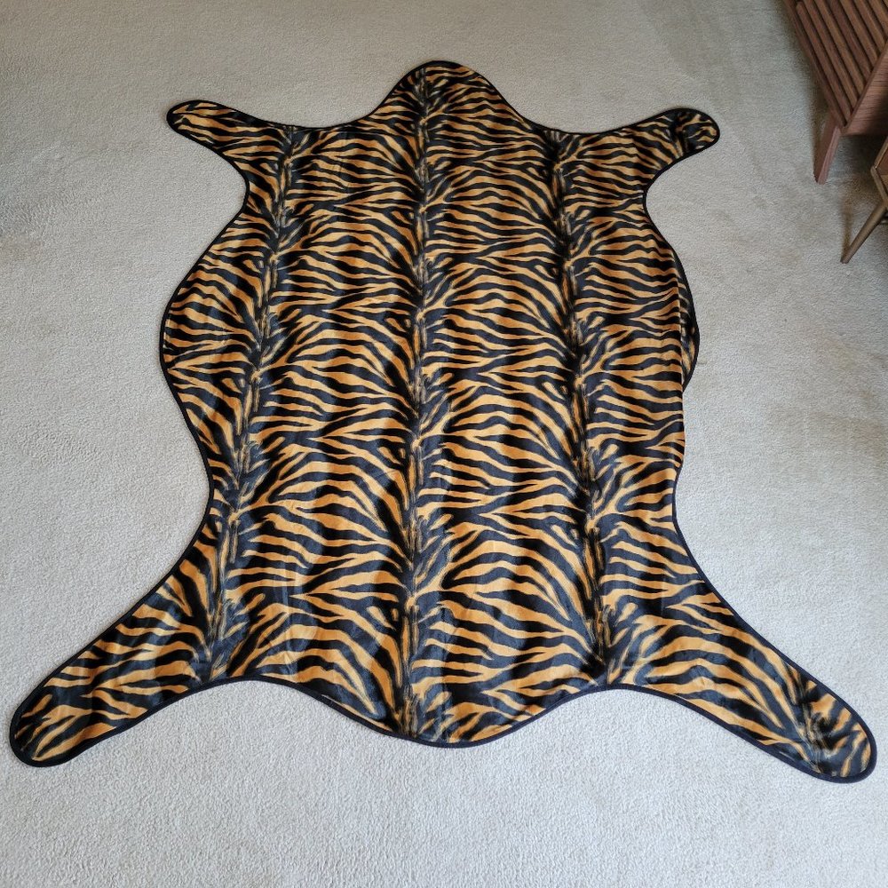 NWOT Plush Velvety "Tiger Skin" throw blanket